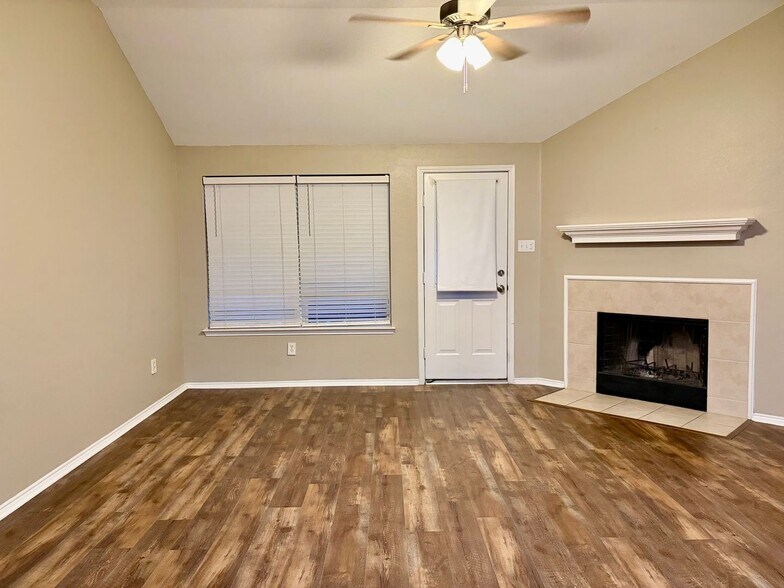 Building Photo - 809 Canyon Cove Dr