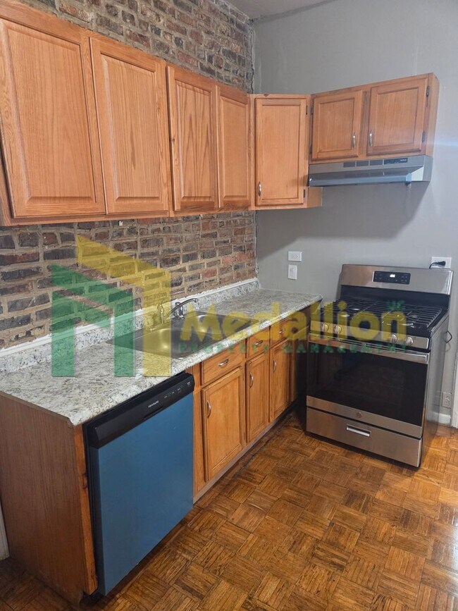 Building Photo - Spacious Studio with Hardwood Floors and Stainless Steel Appliances – Prime Milwaukee Ave Location