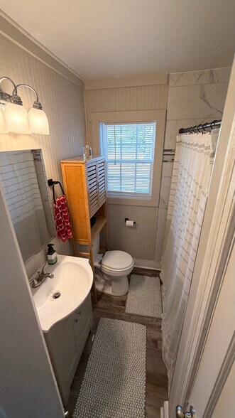 Building Photo - 1307 E Holly St