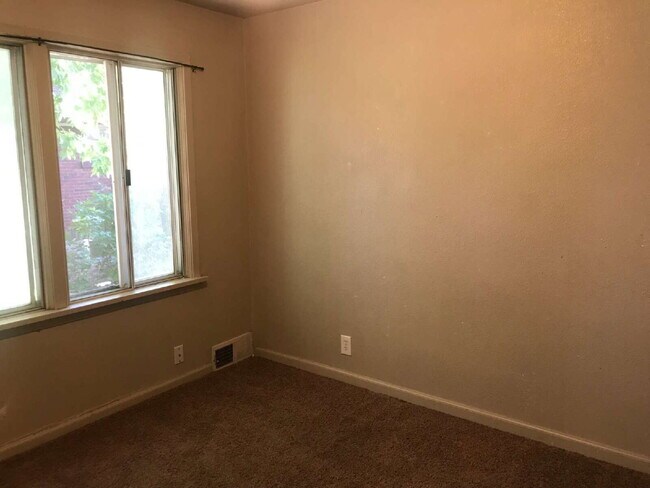 Building Photo - Two bedroom in great Ogden Location!