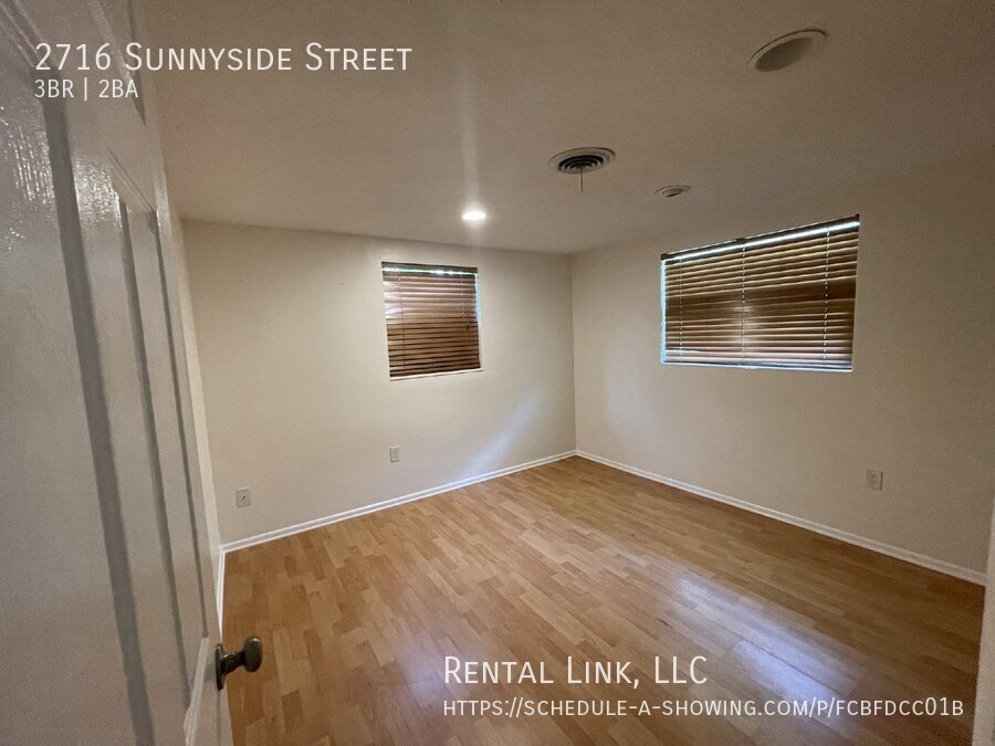 Building Photo - 2716 Sunnyside St