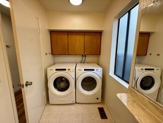 Building Photo - SPACIOUS 3 BED  2.5 BATH END UNIT TOWNHOME IN SAN MARIN VALLEY