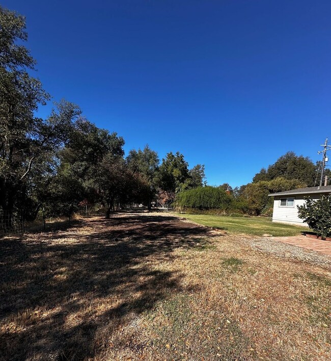 Building Photo - Great 2 bedroom 1 bath home w/Central Heat...