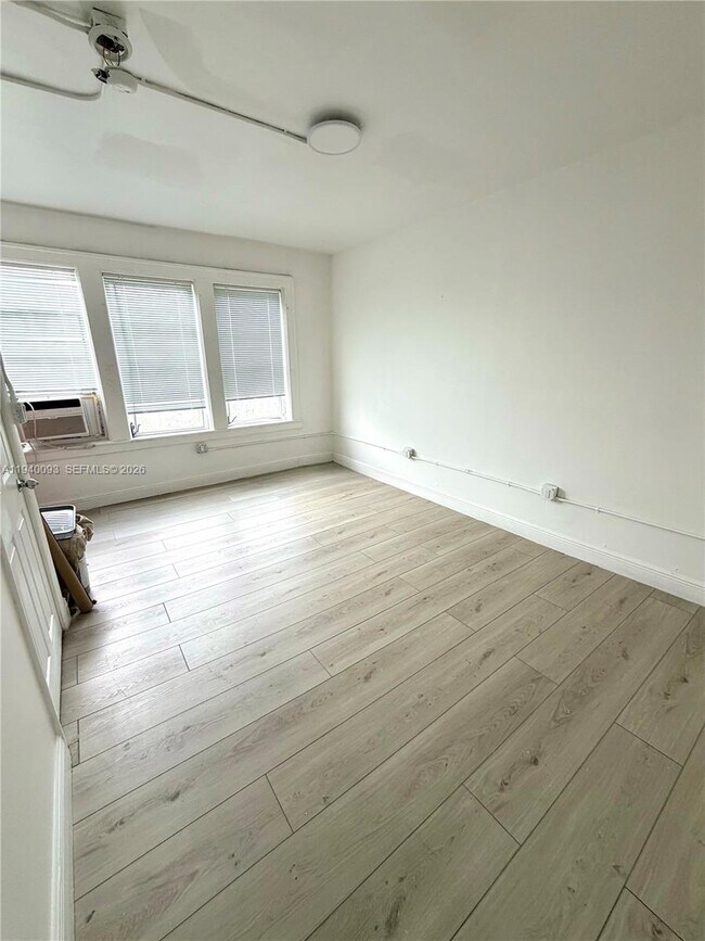 Building Photo - 967 SW 5th St