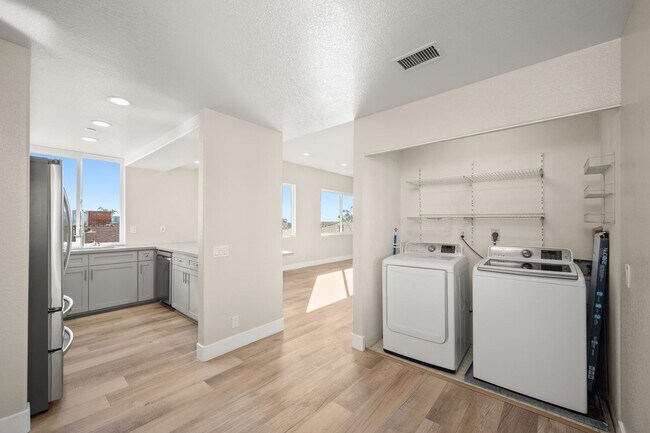 Building Photo - Stunning Remodeled Condo with Views in Banker's Hill