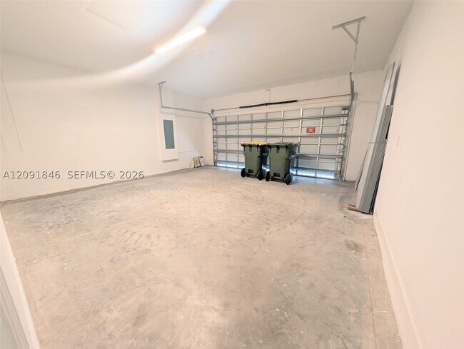 Building Photo - 833 SE 26th Rd