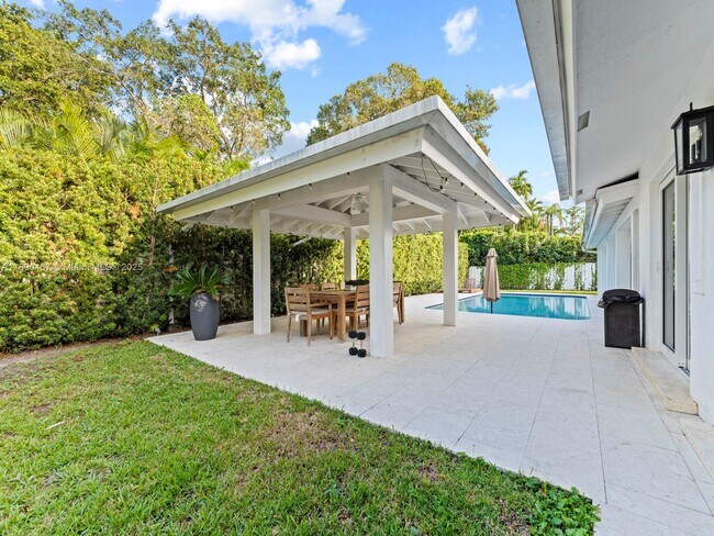 Building Photo - 10921 SW 116th Ave