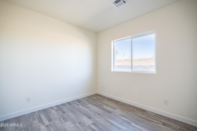 Building Photo - 909 E Desert Ln
