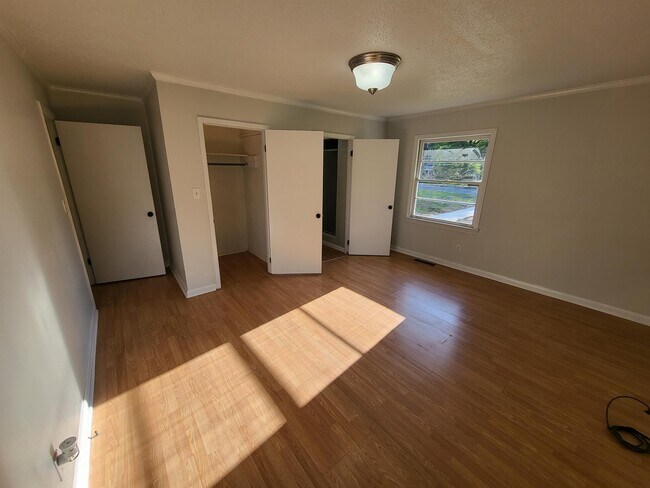 Building Photo - 105 Pinecrest Dr
