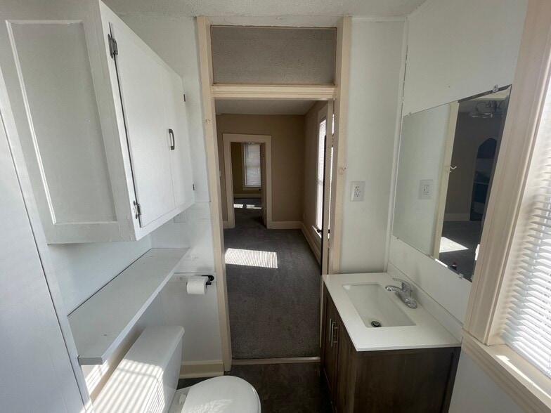 Building Photo - 633 S 16th St