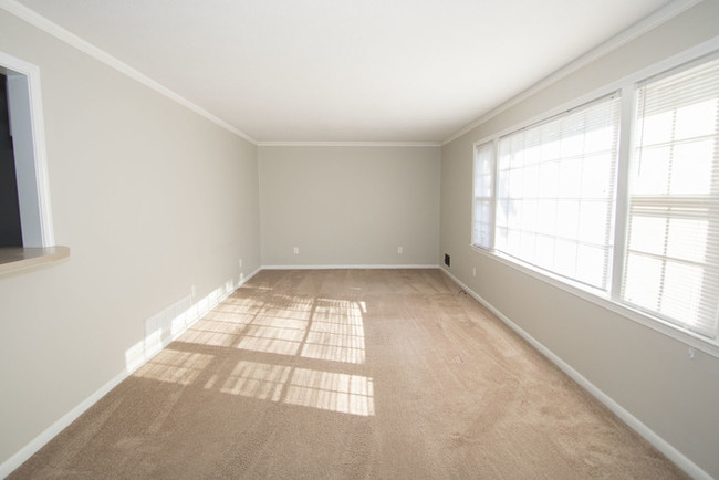Building Photo - Spacious home in Pine Valley community!