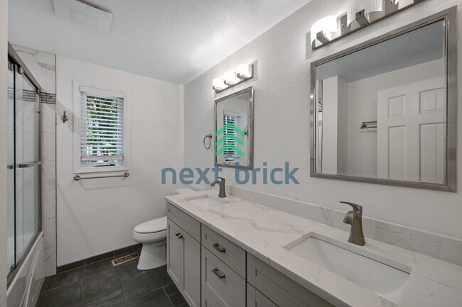 Building Photo - Spacious 5-Bedroom Haven with 3 Full Baths in Redmond – Your Dream Home Awaits!