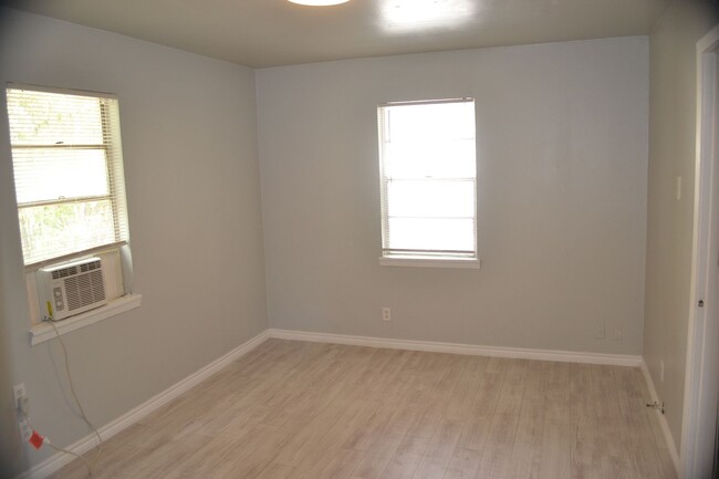 Building Photo - **NEWLY REMODELED DUPLEX 1 BD/ 1BTH** CALL...