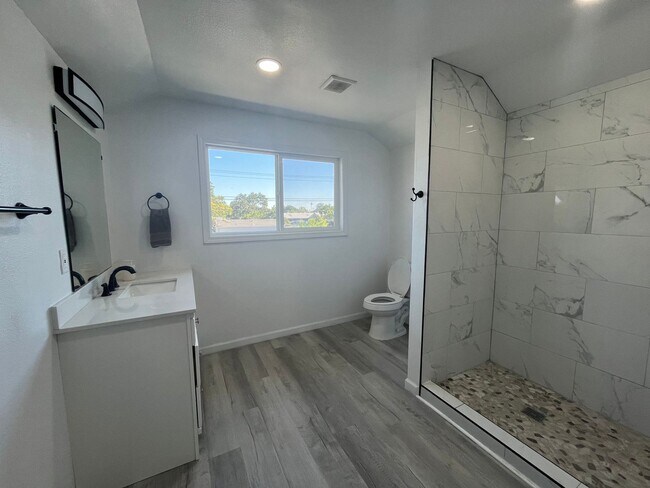 Building Photo - 8180001/85