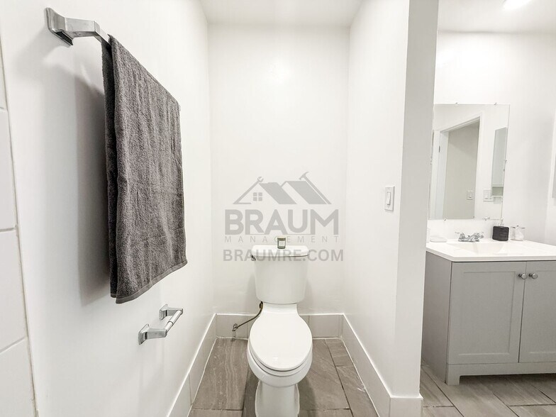 Building Photo - 6041 Whitsett Ave