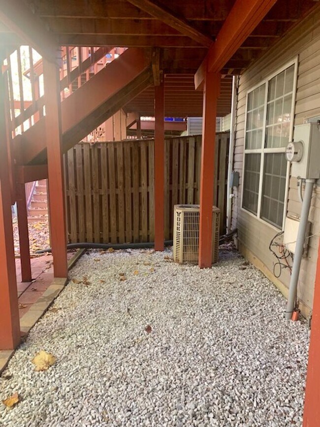 Building Photo - 2611 Little Vista Terrace