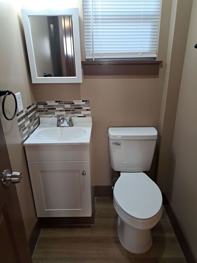 Building Photo - 523 E 8th St