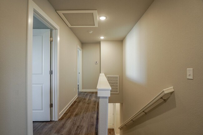 Building Photo - 4 bedroom 3.5 bath home!