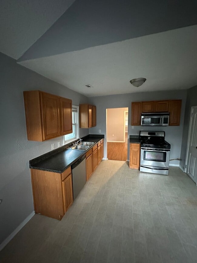 Building Photo - Beautiful 2 Bedroom 1 Bath DUPLEX