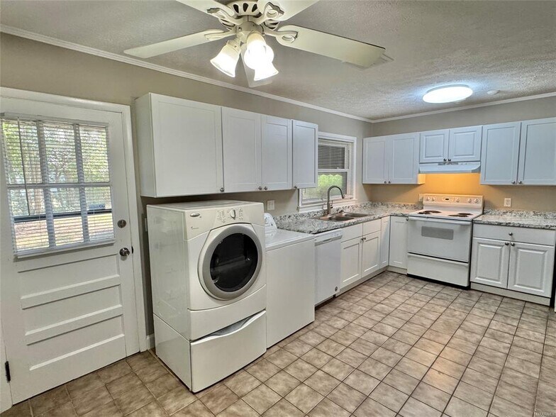 Building Photo - 929 Parkwood Dr