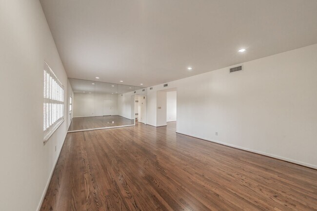 Building Photo - 2-bedroom, 2-bath condo located in the highly desirable Ridglea North neighborhood.