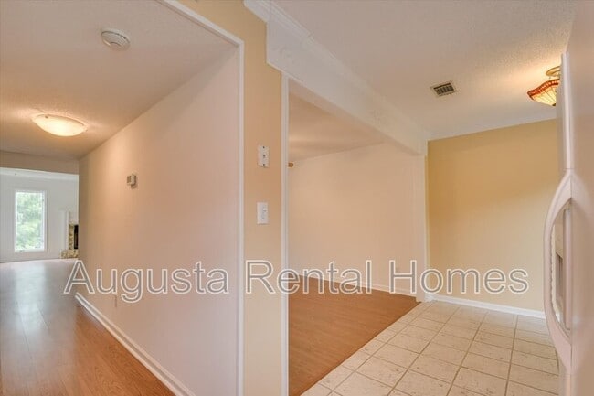 Building Photo - 106 Riverbend Dr