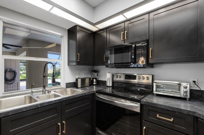 Building Photo - 294 Rotonda Cir
