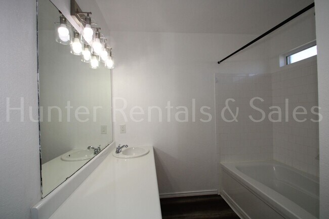 Building Photo - Charming 3-Bedroom Home Minutes from Fort ...
