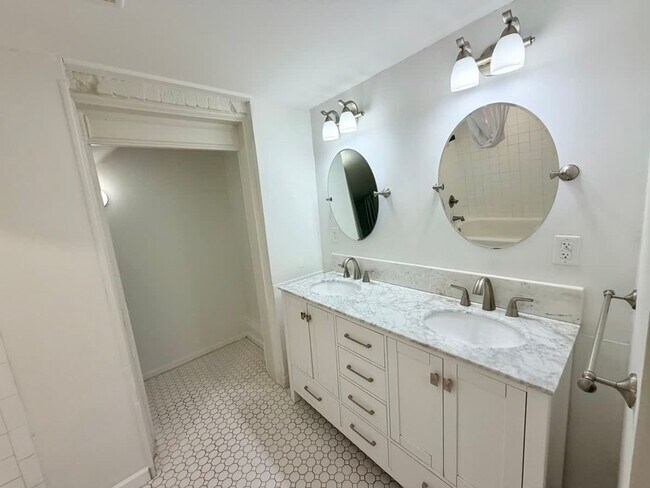 Building Photo - 365 S Upper St