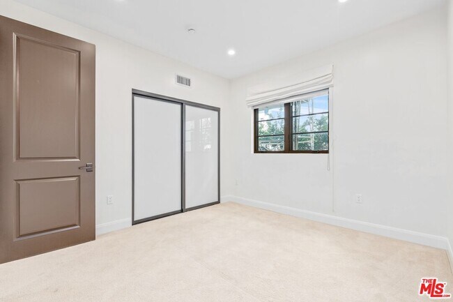 Building Photo - 10647 Ashton Ave