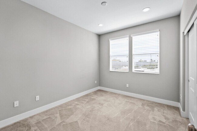 Building Photo - 118 Banano Ln
