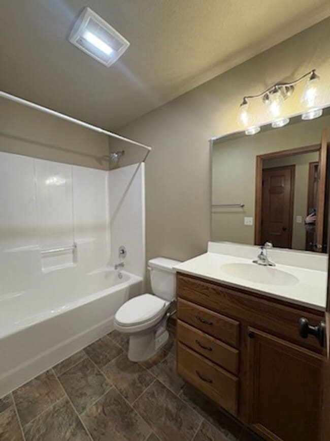 Building Photo - 3 BEDROOM | 2 BATH | GARAGE | NEWER TOWNHOME SUMMERSET