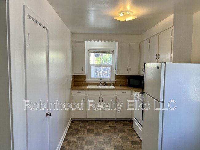 Building Photo - 140 1/2 West Court Street