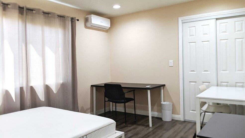 Building Photo - 1299 W 37th Dr