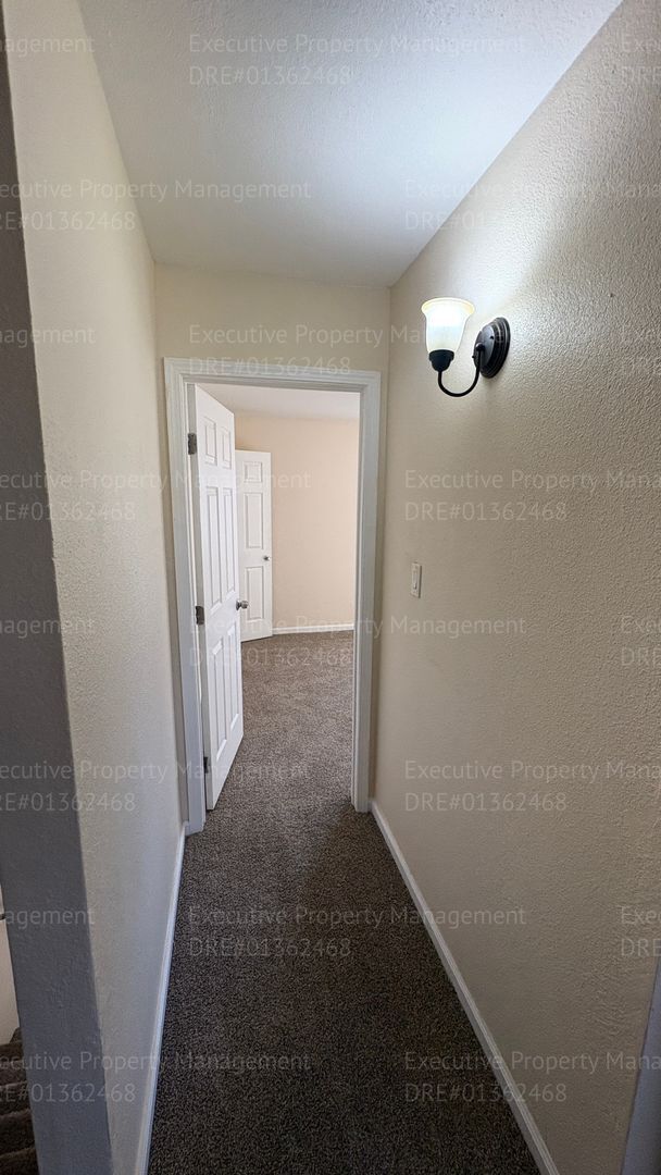 Building Photo - 3 bedroom/ 1.5 bathroom townhome