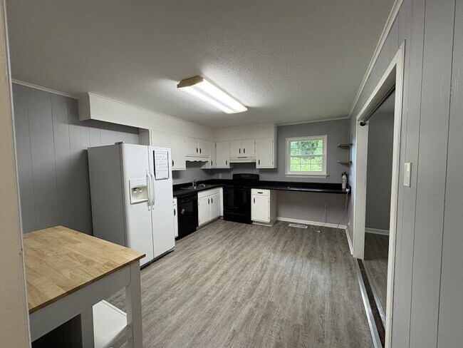 Building Photo - 4240 Crestview Dr