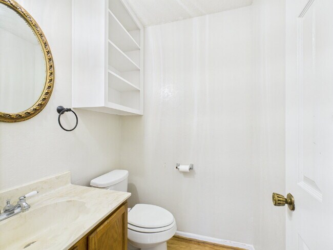 Building Photo - 2-Bed Duplex on Frederick Road !"