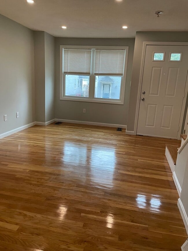 Building Photo - Well Maintained 2 Bedroom Condo w/Garage, ...