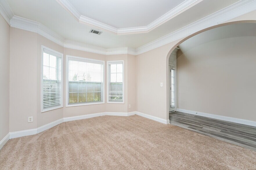Building Photo - 917 Southfork Dr