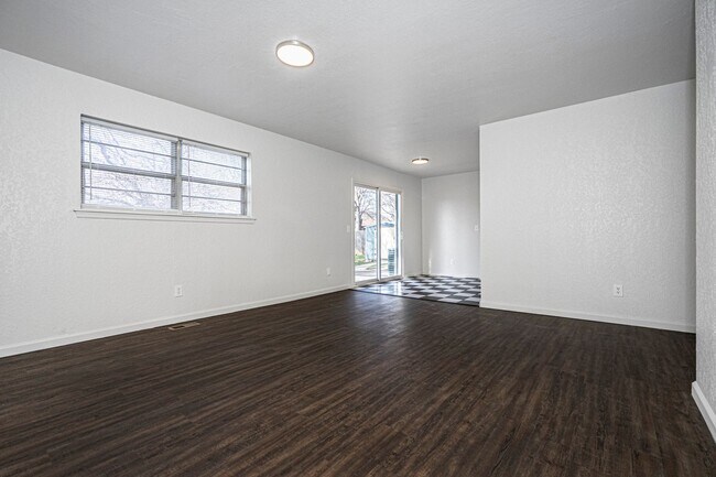 Building Photo - Great  3 Bed 2 Bath in Yukon!