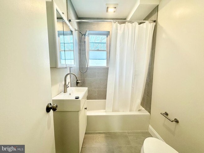 Building Photo - 362 Ripka St