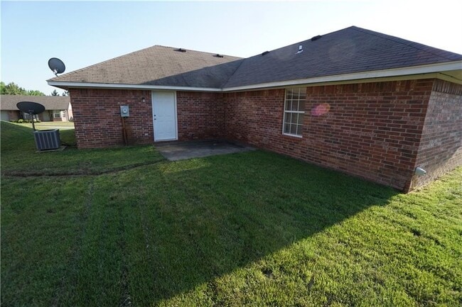 Building Photo - 3 Bedroom 2 Bath House, Total Electric, Tw...