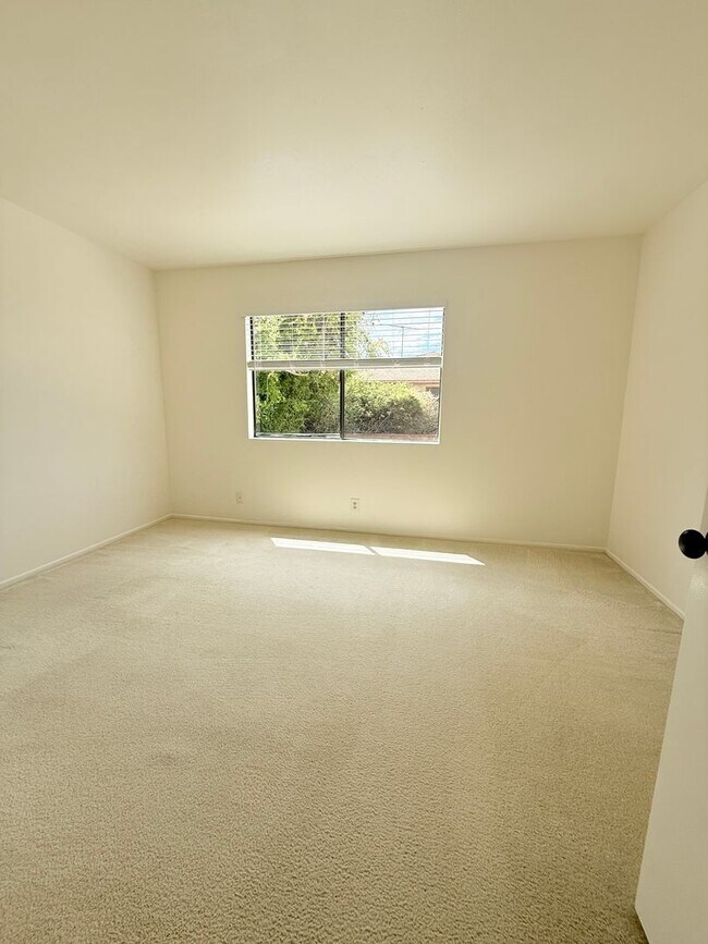 Building Photo - 3Bed/3Bath House Plus Office in South Torr...