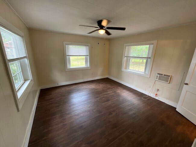 Building Photo - Sweet 1/1 Cottage at Hill Loop in Bonifay with Water/Sewer, Garbage, & Lawn Maintenance Included