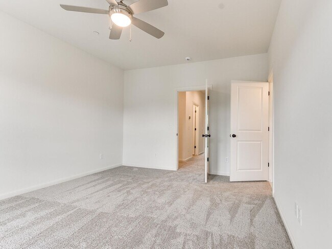 Building Photo - Luxury, Zero Maintenance Living Edmond Townhome