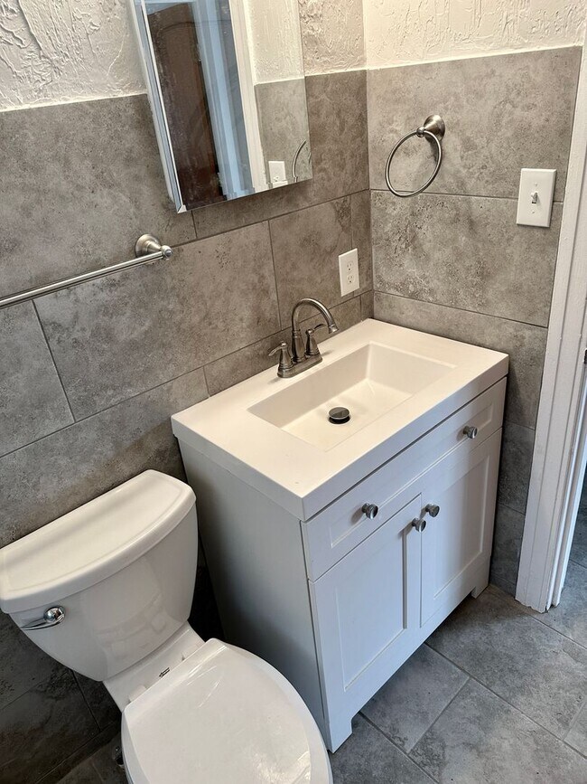 Building Photo - Stunningly Renovated 2/1 near the water av...
