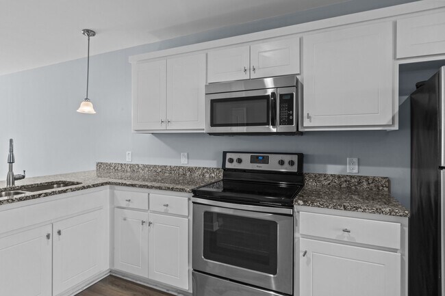 Building Photo - 1533 Pinebrook Court