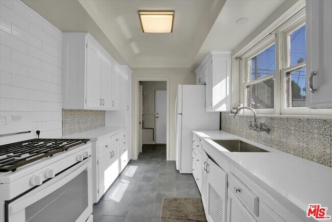 Building Photo - 3800 Roxton Ave