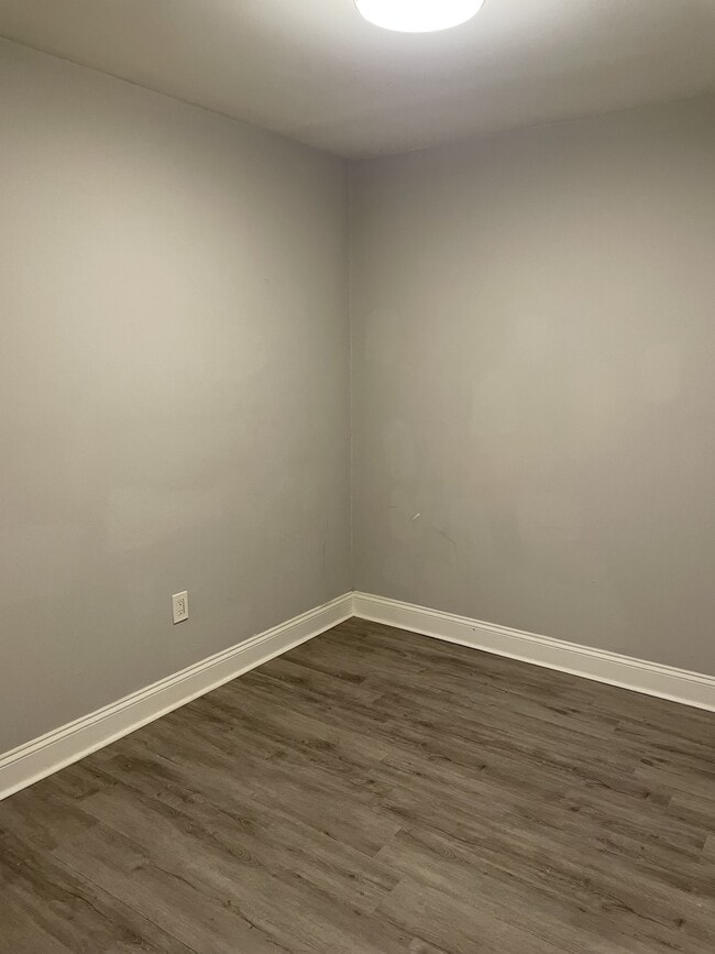 Building Photo - 1935 Addison Rd S