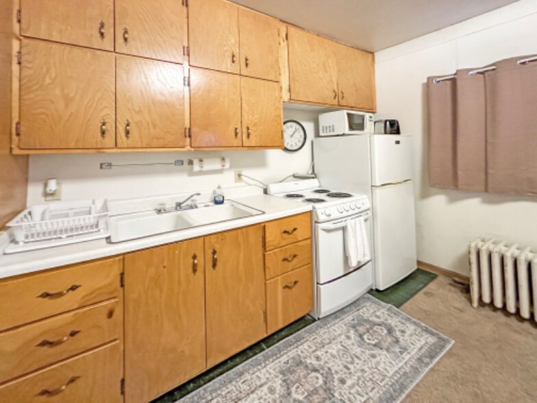 Building Photo - 208 2nd St S